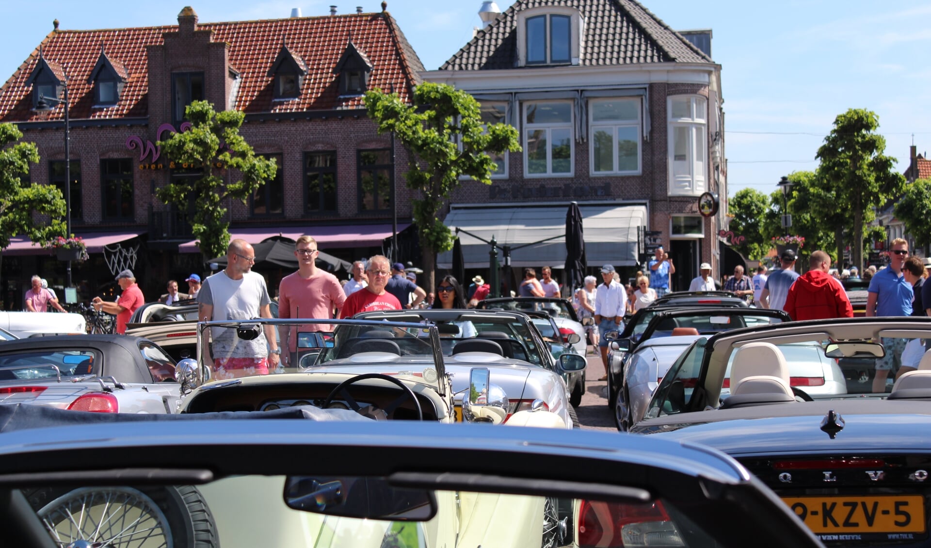 De bijzondere auto's trekken elk jaar veel bekijks op de Markt in Schagen.