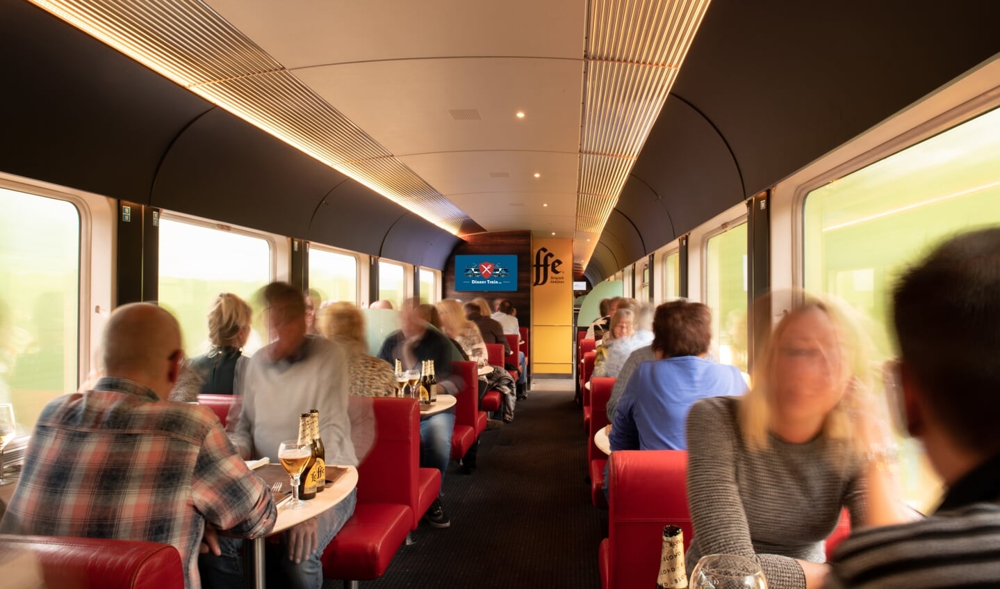Dineren in een rijdende trein zorgt voor een bijzondere ervaring. 