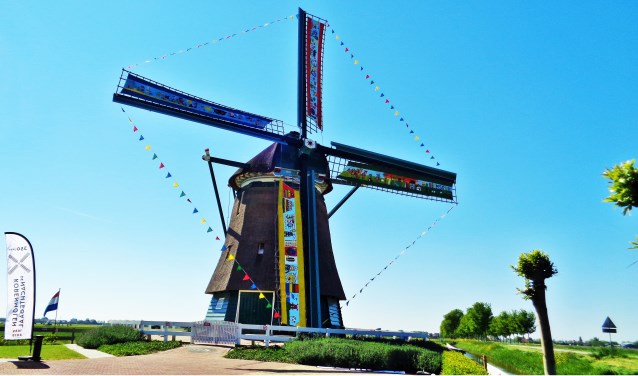 De molen is vanwege het jubileum feestelijk getooid.