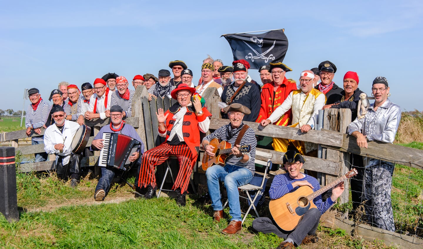 Piratenkoor De Landlubbers heeft een hoog feestgehalte. Dat laten de leden tijdens het Bevrijdingsfestival zien.
