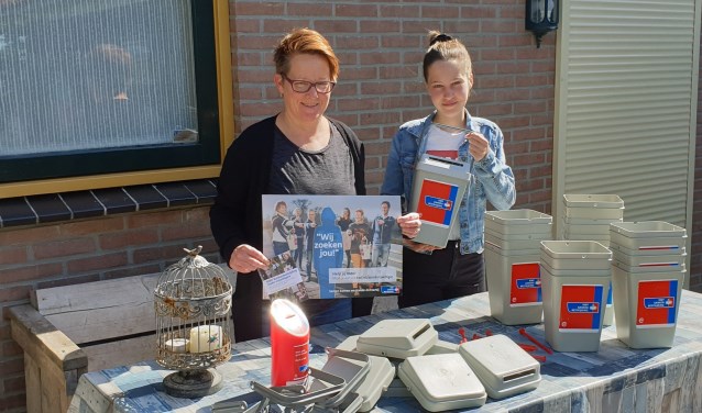 Monique en Maartje van Peperstraten: “samen de collecte voorbereiden, gezellig en een fluitje van een cent”.