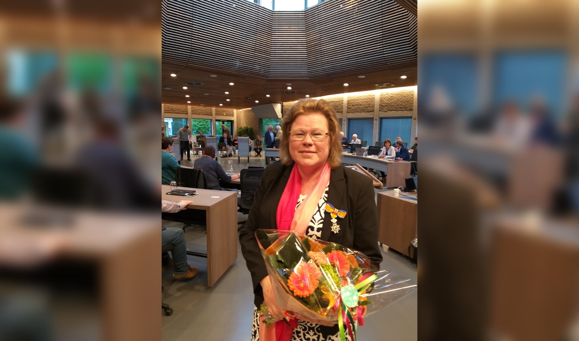 Annette Valent werd Koninklijk onderscheiden voor haar werkzaamheden als raadslid.