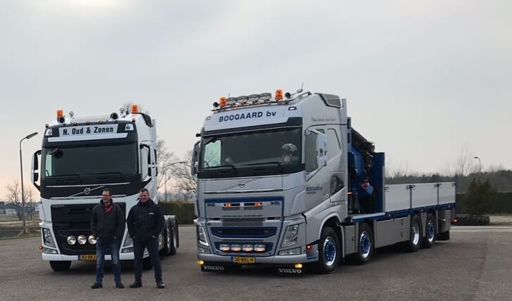 Voorzitter van het Truckfestival Westfriesland, Paul Kaarsemaker (r), zet zijn truck tijdens het Truckfestival ook op de Nieuwstraat. Hier samen met vriend Timo Bakker toen ze beiden een nieuwe truck kochten.