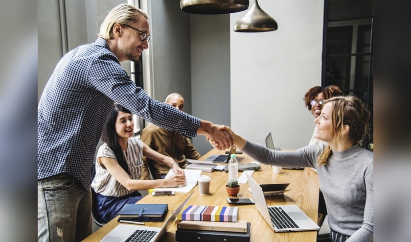 Werkzoekenden krijgen tips voor hun sollicitatiegesprek of CV en kunnen hun ervaringen delen met elkaar.