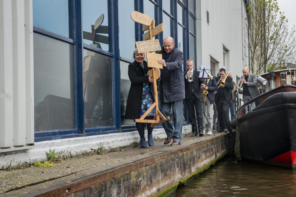 Wethouder Munnikendam en eigenaar Van Aardenne van Verpakkingsbedrijf Hellema geven startsein voor nieuwe broedplaats.