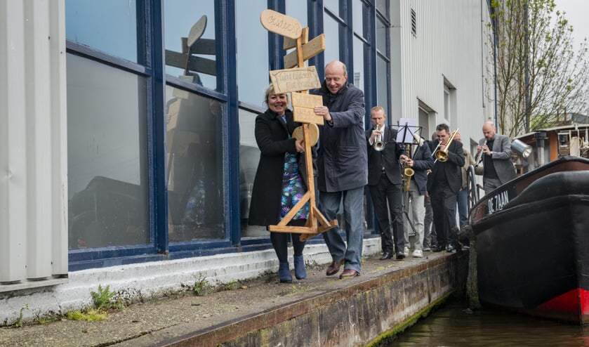 Wethouder Munnikendam en eigenaar Van Aardenne van Verpakkingsbedrijf Hellema geven startsein voor nieuwe broedplaats.