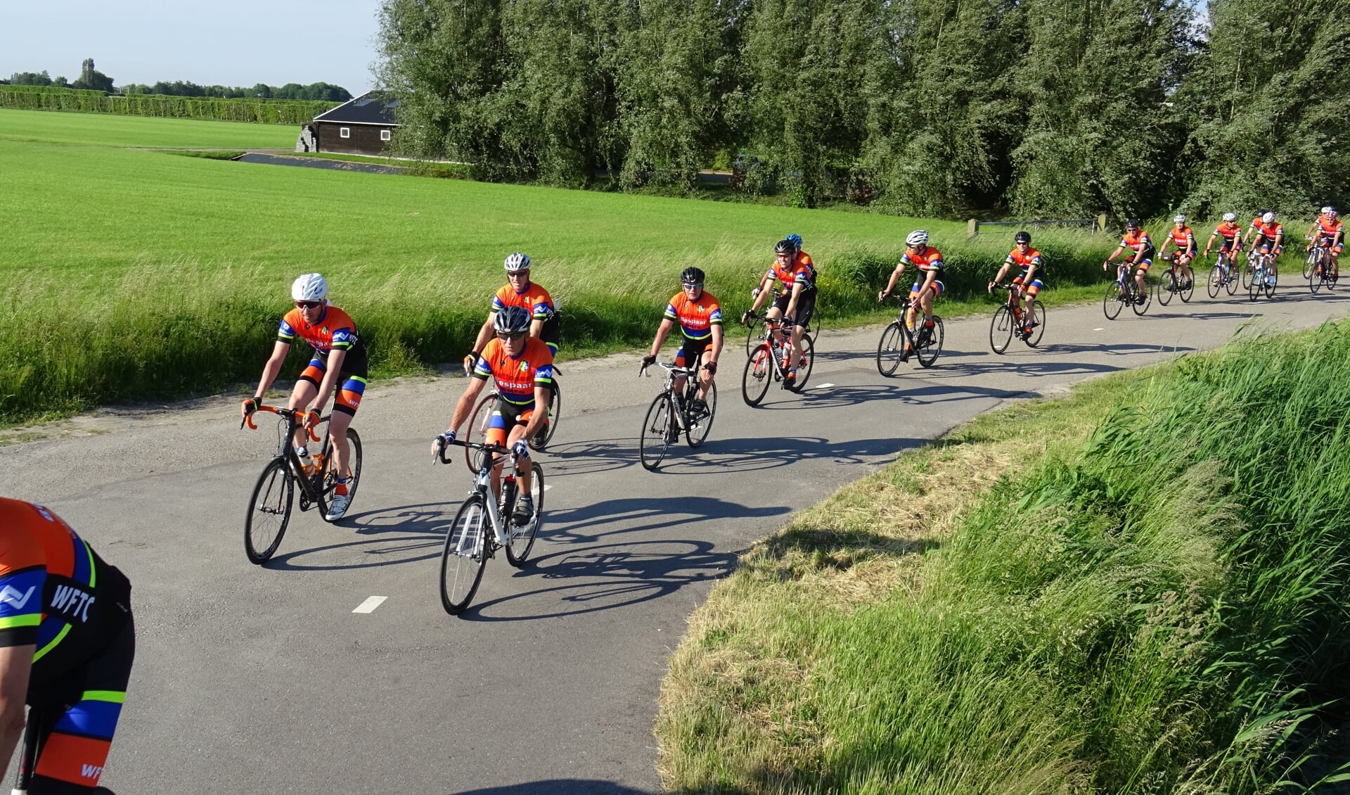Deelnemers kunnen in eigen tempo de tochten fietsen. 