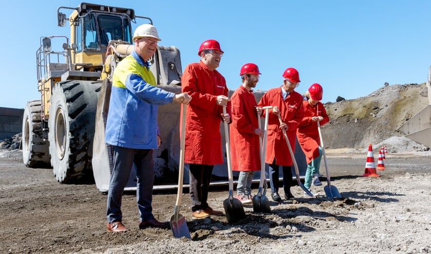 Eerste schop in de grond, met van links naar rechts: Hans van den Berg, Adnan Tekin, Jan van Kampen, Martijn Smit en Linda Valent.