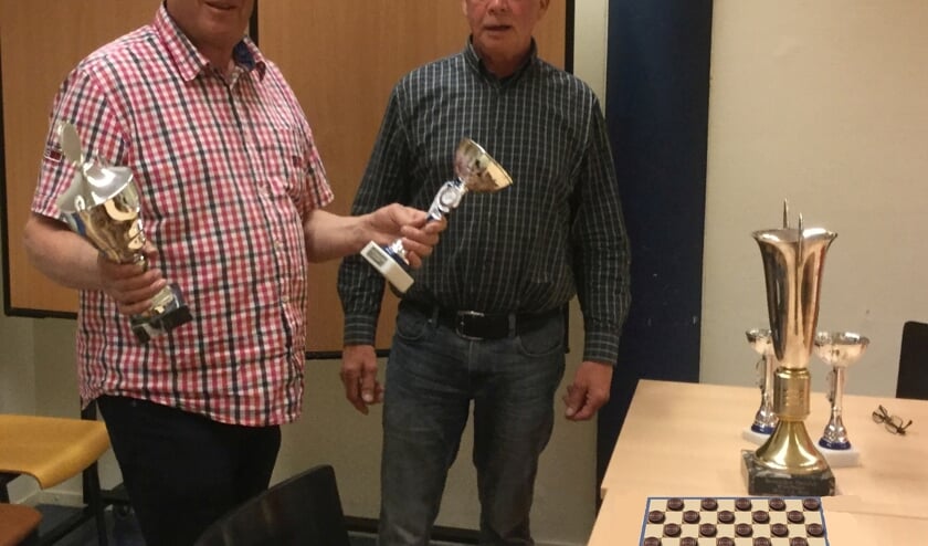 Jan Kloes (links) ontvangt zijn bekers.