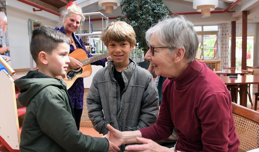 Six en Joah met een mantelzorgster, op de achtergrond zangjuf Jessica van Noord.