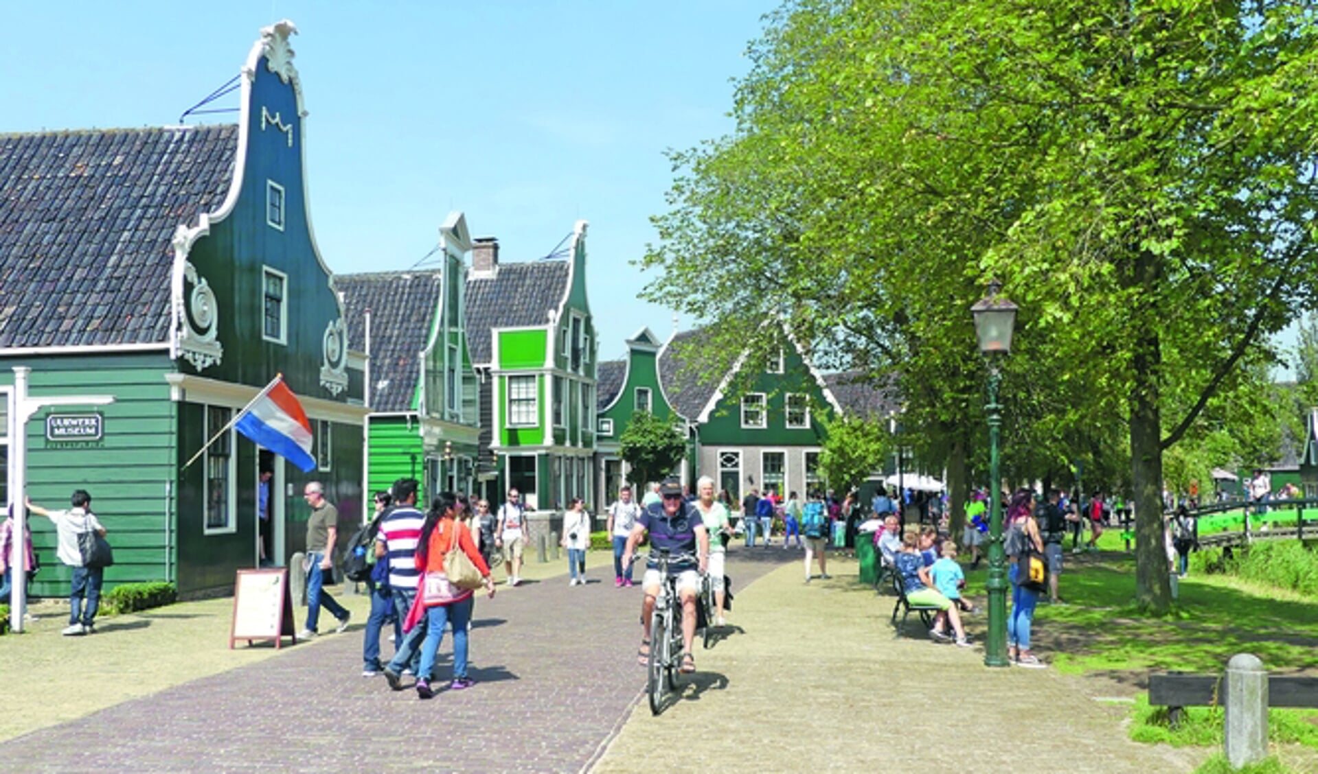 Toeristen bezoeken Zaanse Schans.