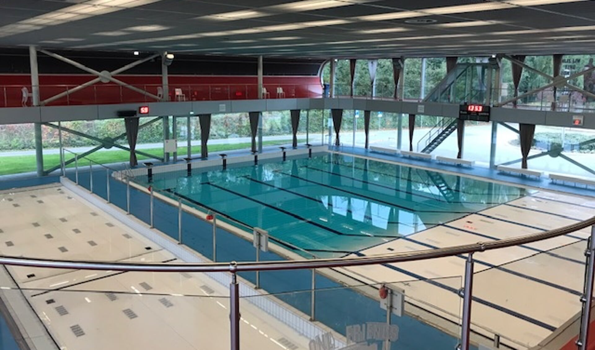 Het fraaie zwembad in het Friendship Sports Centre.