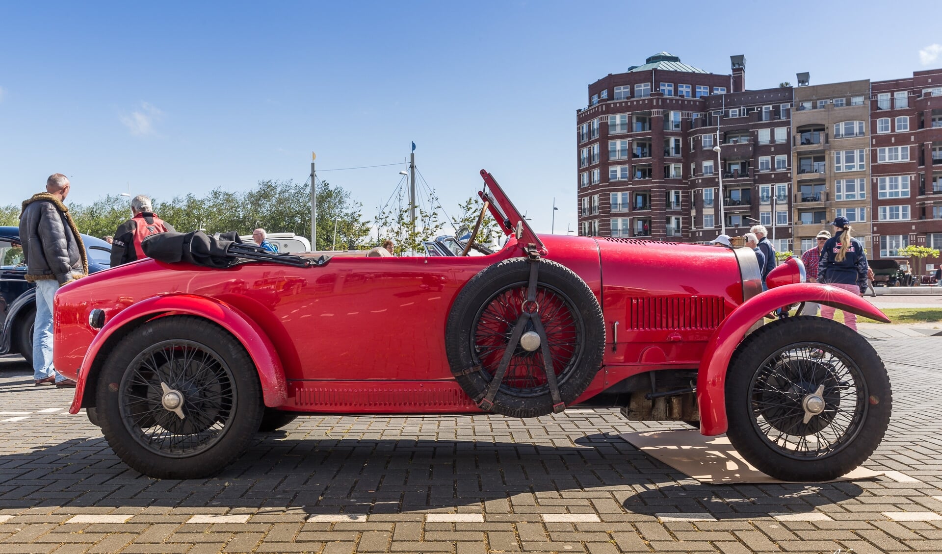 Maar liefst vierhonderd historische automobielen komen voorbij op de Bataviaboulevard in Lelystad.