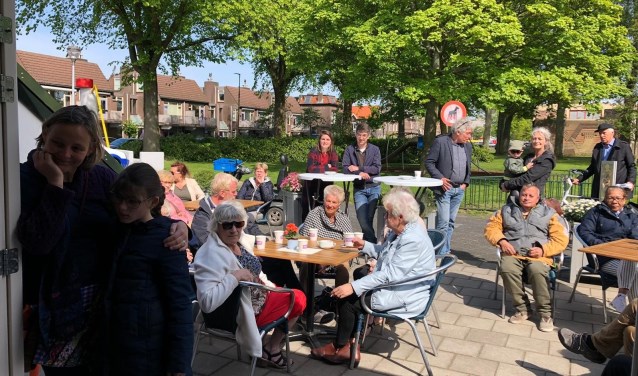 Buurtbloemetjes werden uitgereikt aan buurtbewoners.