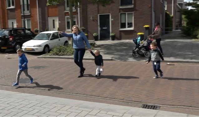Doriande Goedhart probeert de Meeuwenstraat veilig over te steken met haar kinderen.