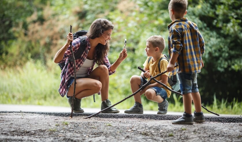 De leerlingen leren van alles over de natuur tijdens de wandeling met Bomendag in Hoogwoud.