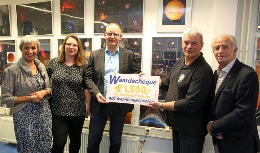 Voorzitter Paul Volman (tweede van rechts) neemt namens Sterrenwacht Saturnus de cheque in ontvangst uit handen van het bestuur van het Bot Waarderingsfonds.