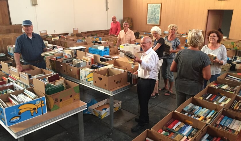 Struinen op de boekenmarkt in de kerk van Oudendijk.