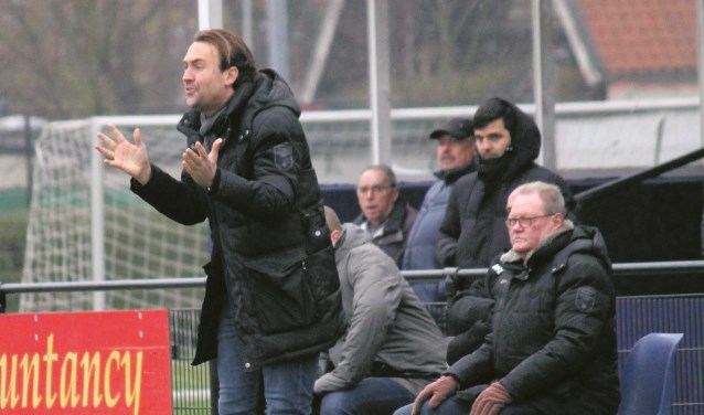 DEM-trainer Arvid Smit moedigt zijn ploeg aan.