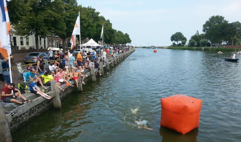 De Harbour City Swim is een prestatietocht over duizend meter waaraan iedereen vanaf twaalf jaar kan deelnemen.