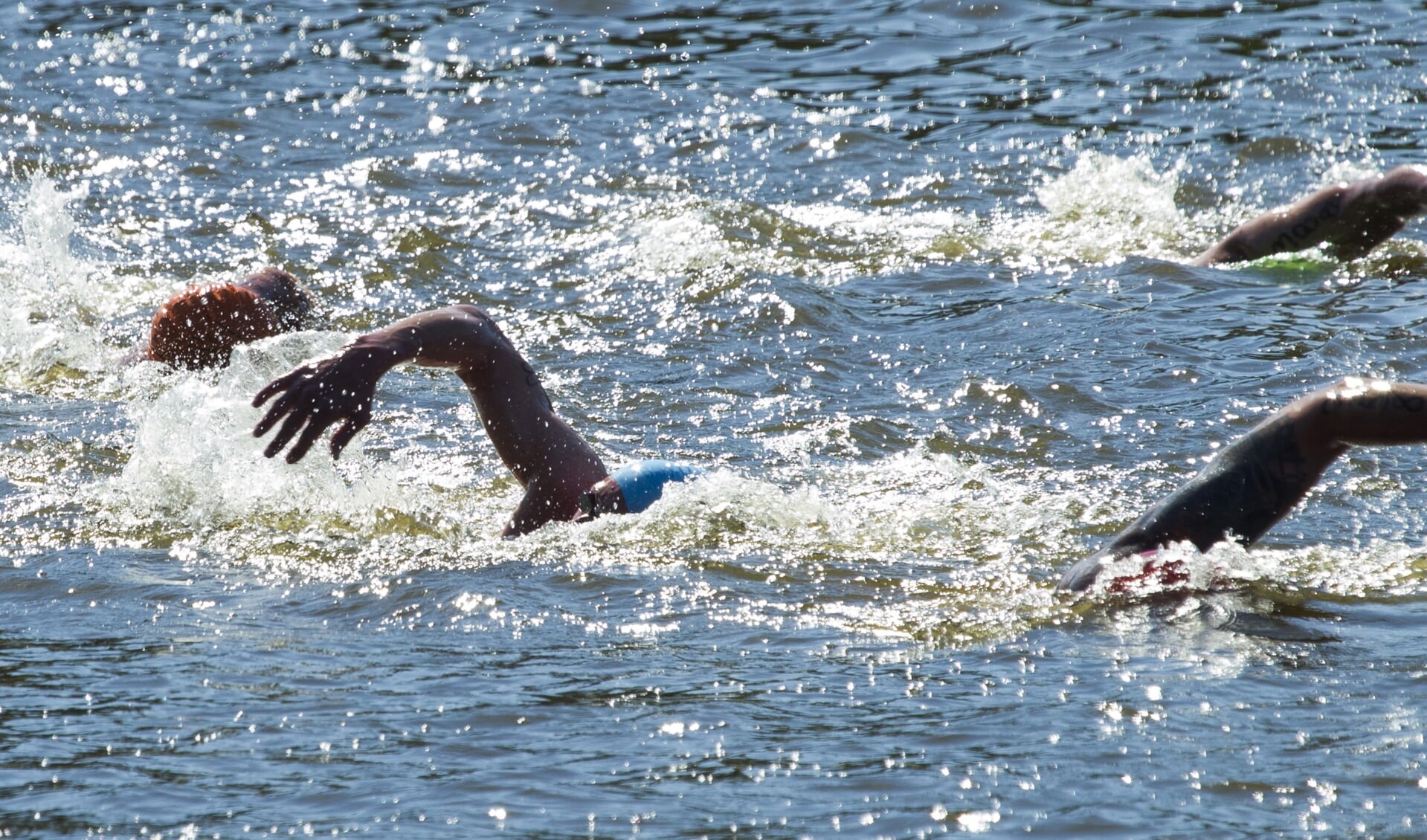 Buiten zwemmen tijdens de Open Water Swim.