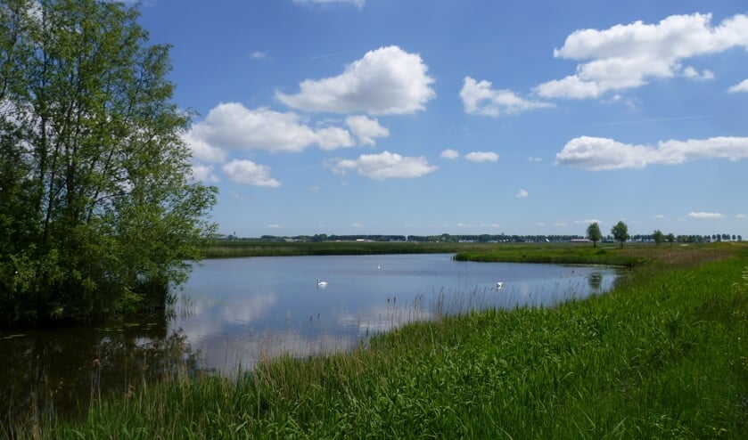 Een helderblauwe lucht in Hoofddorp.