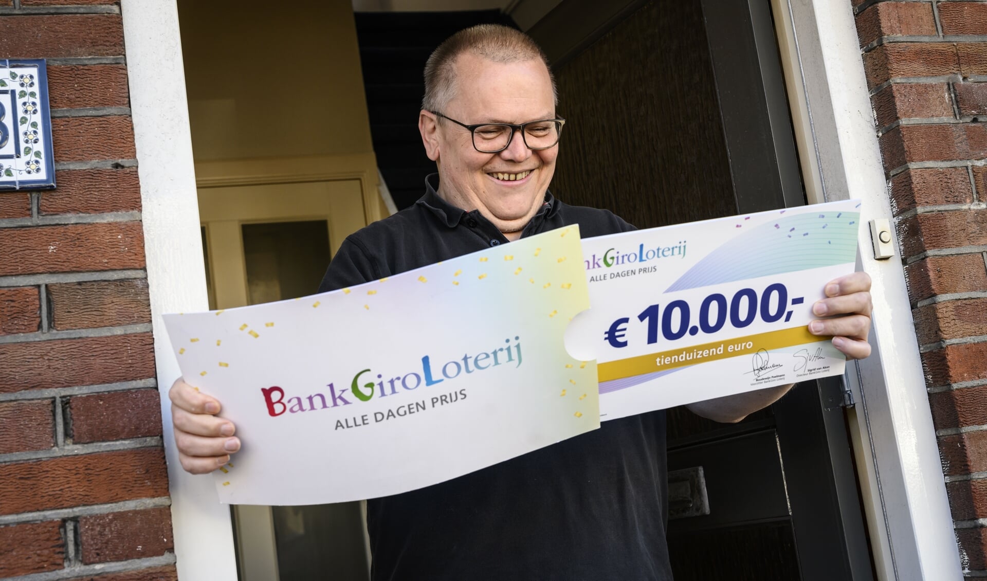 Rob uit Beverwijk wordt verrast met een cheque ter waarde van 10.000 euro.
