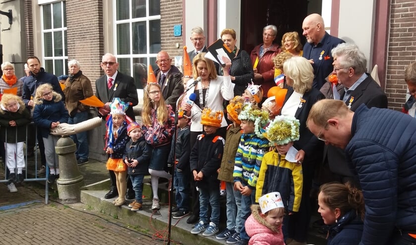 De jonge prijswinnaars zijn gefeliciteerd door burgemeester Kroon.