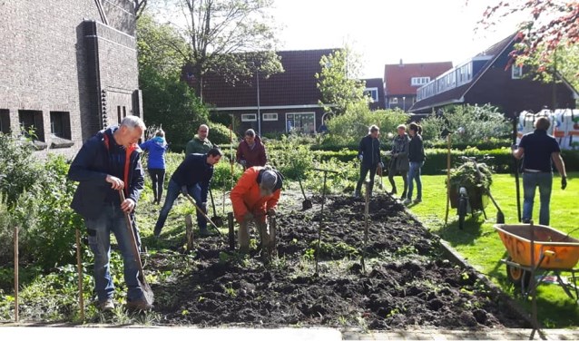 Rotaryleden aan het werk voor de moestuin.