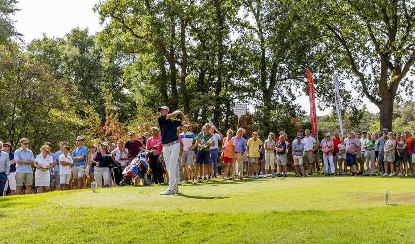 Drukte tijdens het Dutch Junior Open als Kiet van der Weele afslaat.