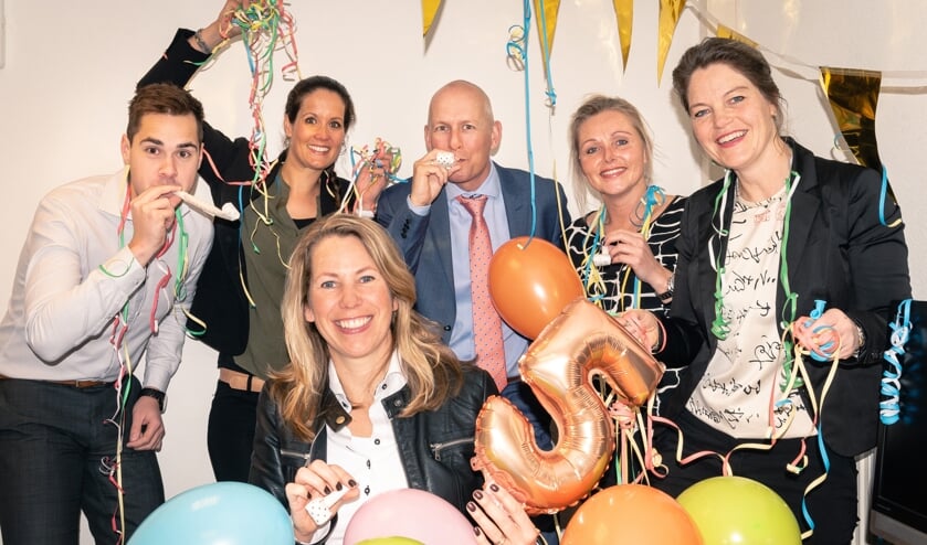Het vijfjarig bestaan wordt uiteraard gevierd door het team van Hoekstra & Van Eck Heerhugowaard.