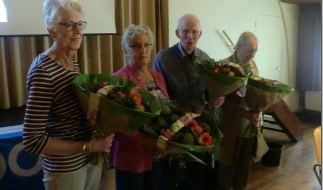 De jubilarissen worden in de bloemen gezet.