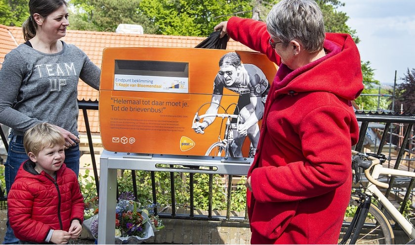 Gré Knetemann, de weduwe van Gerrie, zijn dochter Elise en zijn kleinzoon bij het symbolische finishpunt.