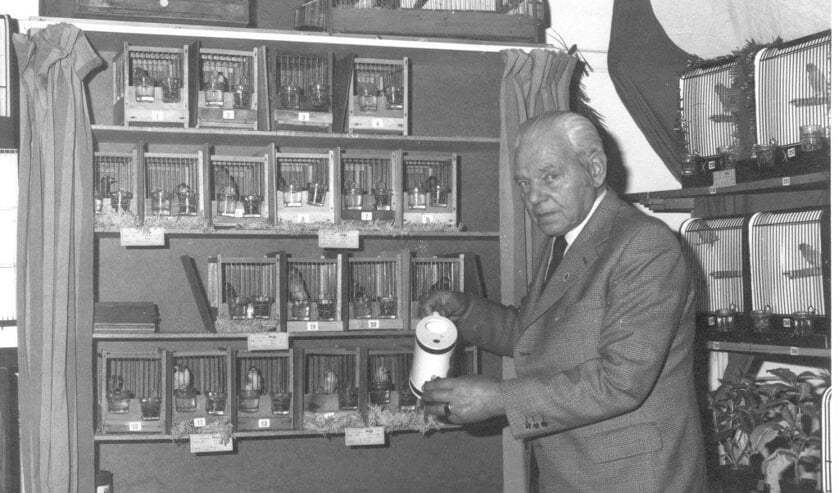 De heer Zandwijk,lid van de Kamerzanger in 1974.