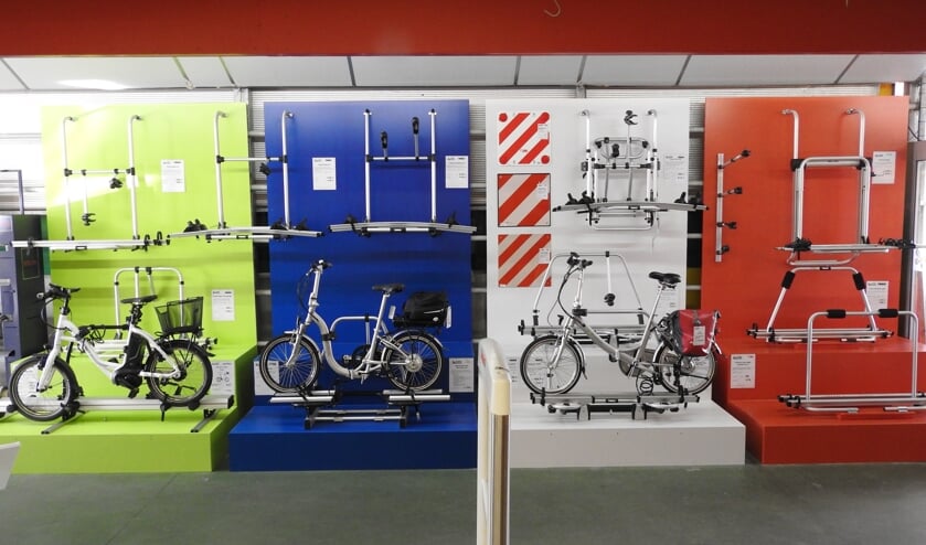 DE JONG presenteert haar verschillende fietsendragers overzichtelijk in de winkel.