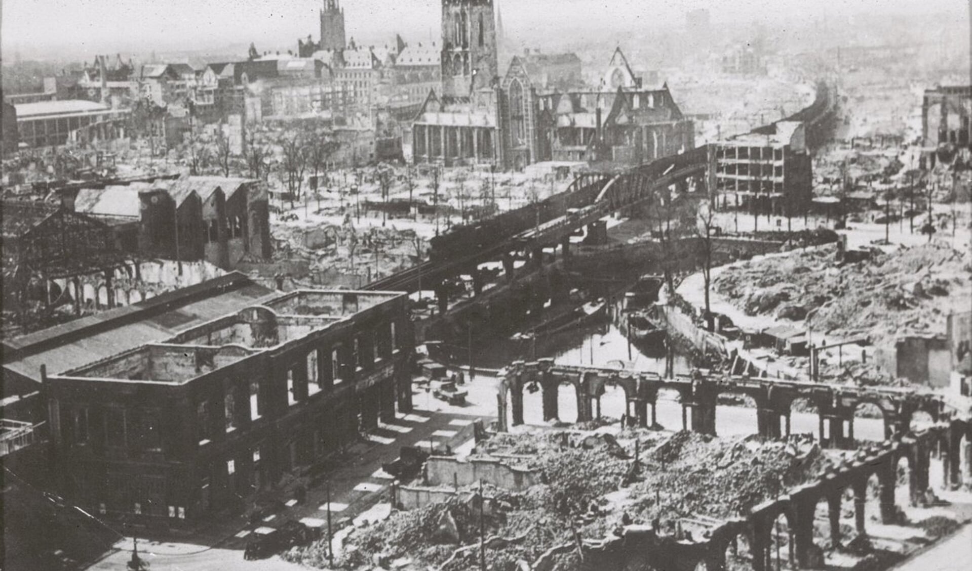Rotterdam na het verwoestende bombardement op 14 mei 1940. 