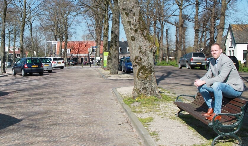 Roy Borst op een bankje in de kern van Middenbeemster.