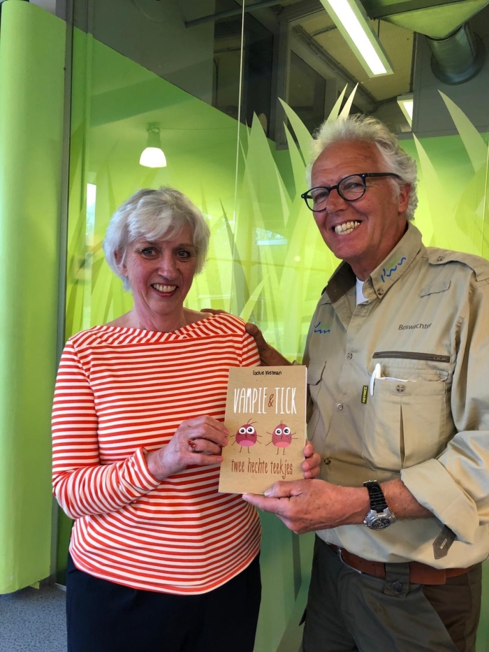 overhandiging boek door boswachter Jan