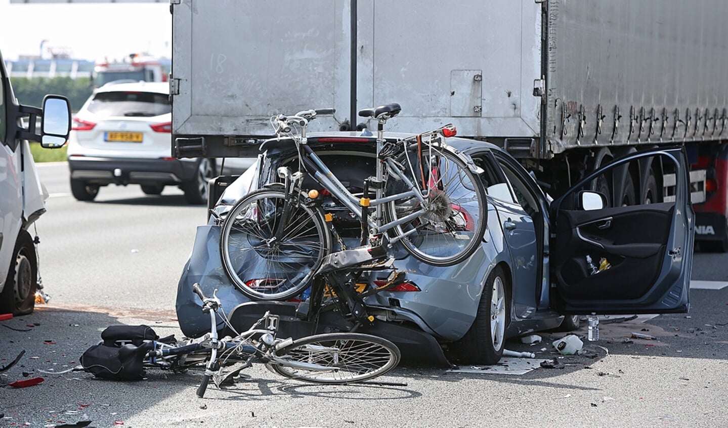 Ook de bakwagen die achter de auto reed, kon niet op tijd remmen en knalde bovenop de fietsendrager die op de auto bevestigd zat. 