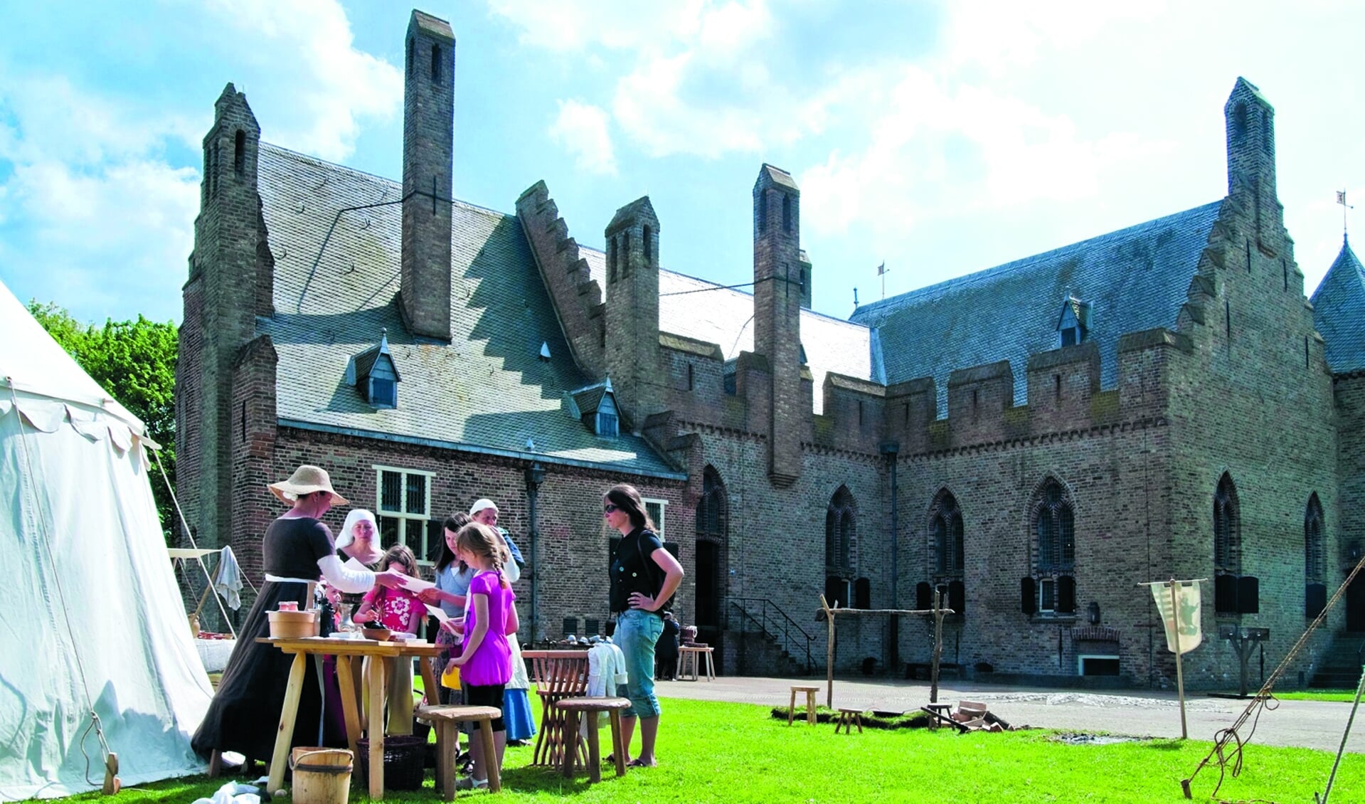 Bij kasteel Radboud in Medemblik vinden tijdens Pinksteren allerlei activiteiten plaats. 