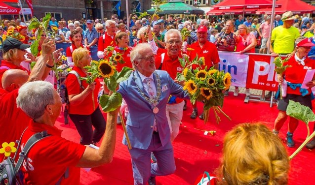 Burgemeester Piet Bruinooge onthaalt de deelnemers op het Waagplein.