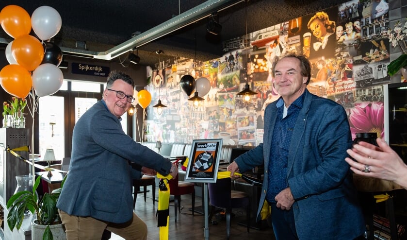 Wethouder Mario Hegger (links) gaf het startsein. Rechts Kees Hoogstraten van HAK Purmerend (rechts) vertelde over zijn samenwerking met het Werkcafé.
