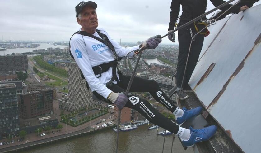 Henk Hagemeijer bedwingt de Euromast.