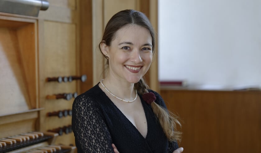 Lidia bespeelt zowel het orgel als de vleugel.