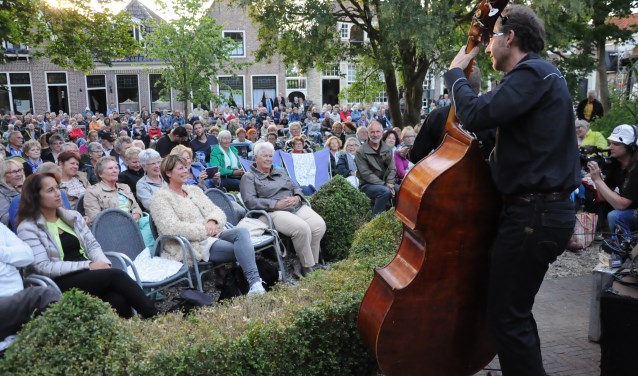Muziek beluisteren op je eigen klapstoel. Het is al jarenlang een traditie in Monnickendam.