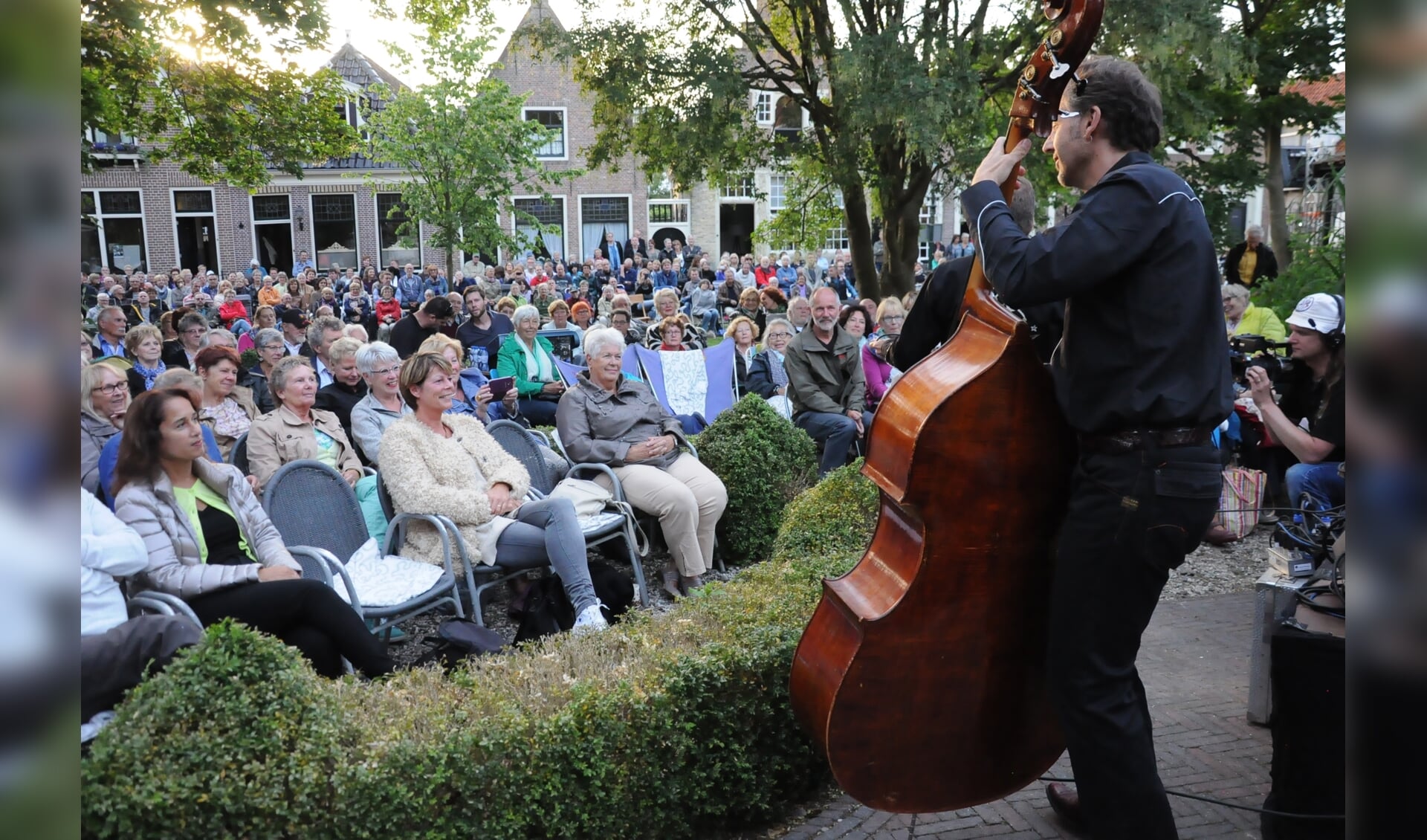 Muziek beluisteren op je eigen klapstoel. Het is al jarenlang een traditie in Monnickendam. 