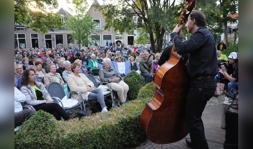 Muziek beluisteren op je eigen klapstoel. Het is al jarenlang een traditie in Monnickendam.