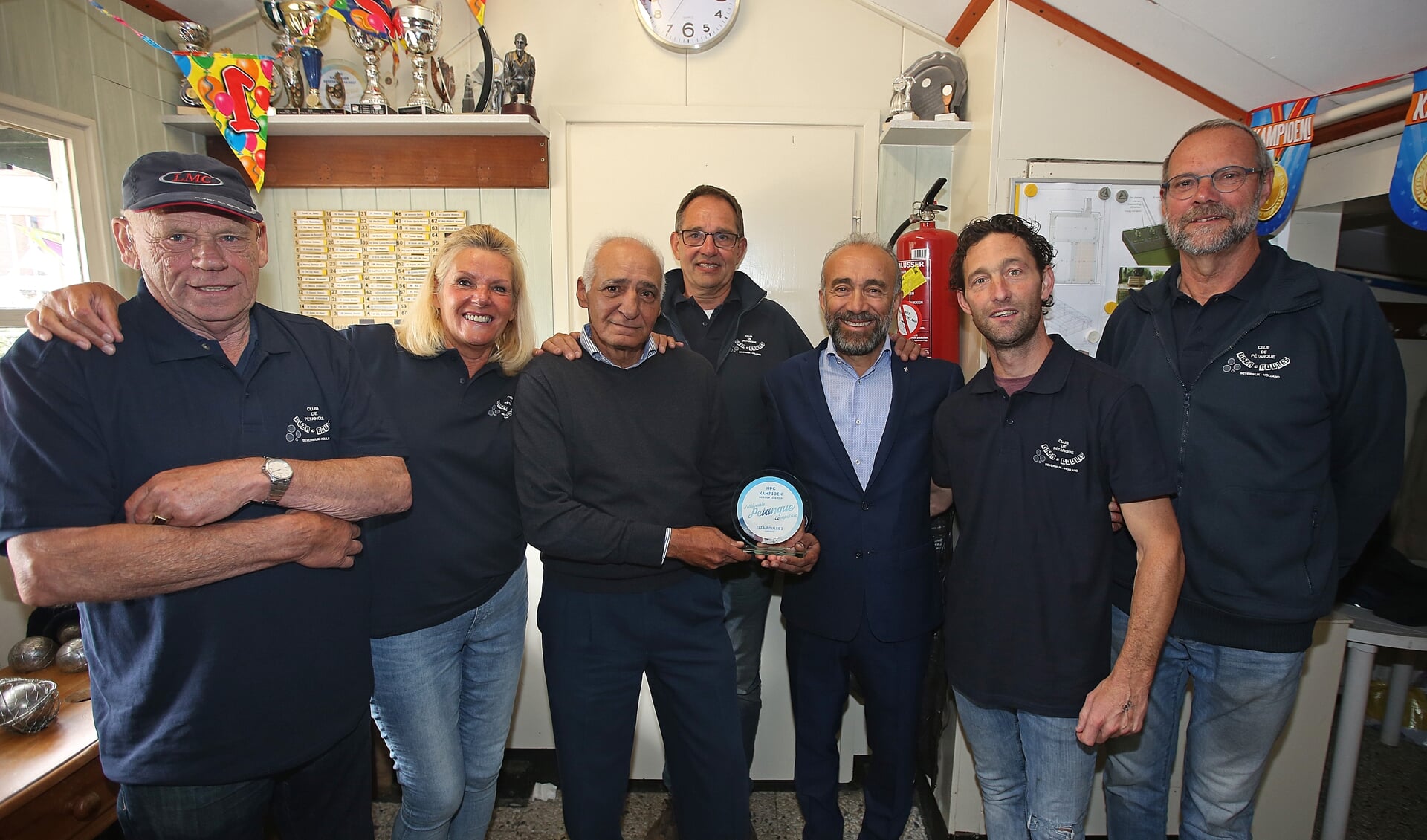 Wethouder Erol (derde van rechts) samen met de mensen van Elza Boules.