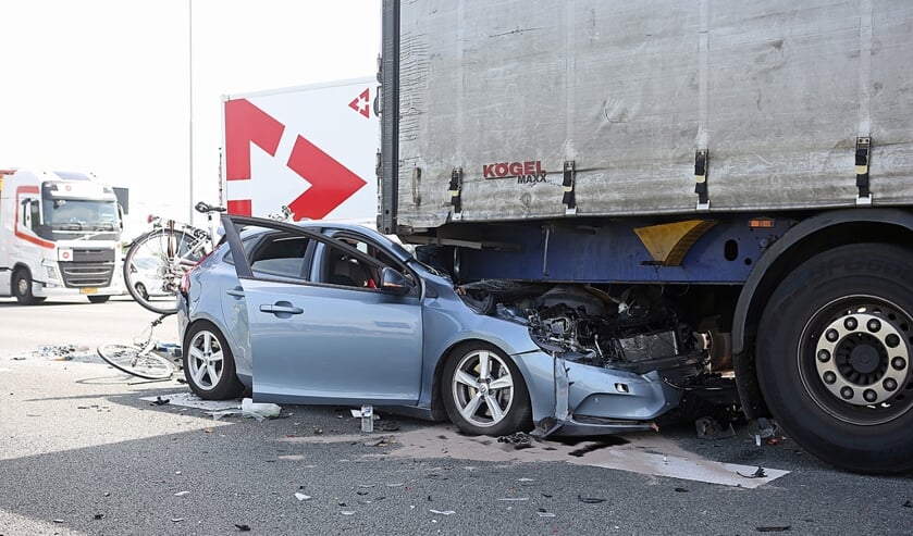 De auto kwam in volle vaart in botsing met een vrachtwagen die was afgeremd voor een file.