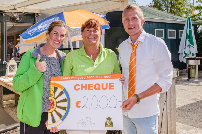 Instructeurs Maartje en Lies van manege De Blijde Ruiters ontvangen een cheque van 2.000 euro van Dirk Woord, voorzitter van Tafelronde 12 Zaanstreek.